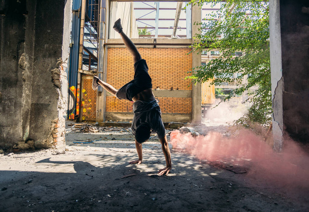 Akrobat-Mann trainiert Parkour in verlassener Fabrik - Foto, Bild