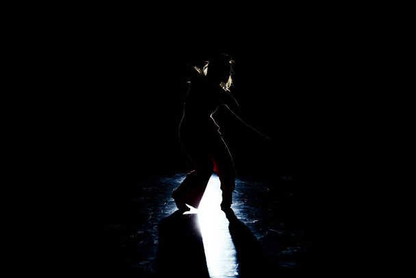 Stijlvolle jonge vrouw die een elegante danschoreografie uitvoert - Foto, afbeelding