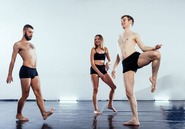 Groep hedendaagse dansers die een dansroutine beoefenen - Foto, afbeelding