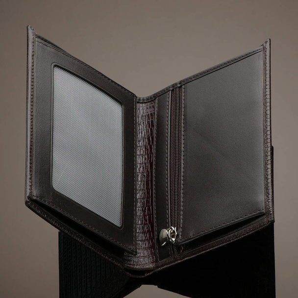 Divatos designer bőr pénztárca barna háttérrel - Fotó, kép
