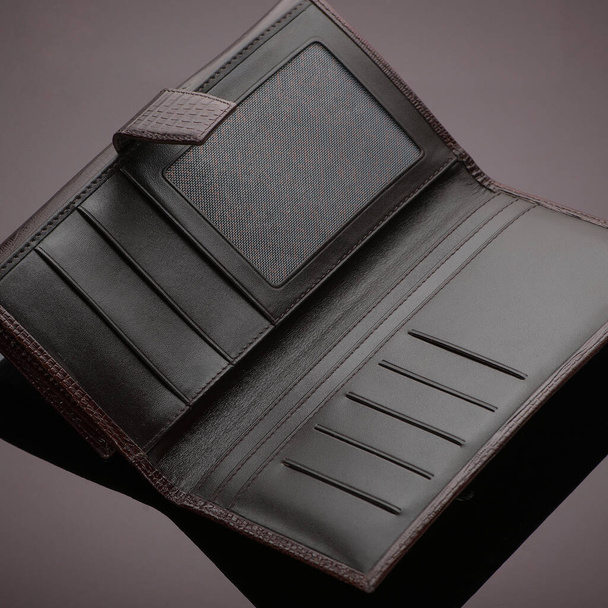 Модний дизайнерський шкіряний гаманець на коричневому фоні
 - Фото, зображення