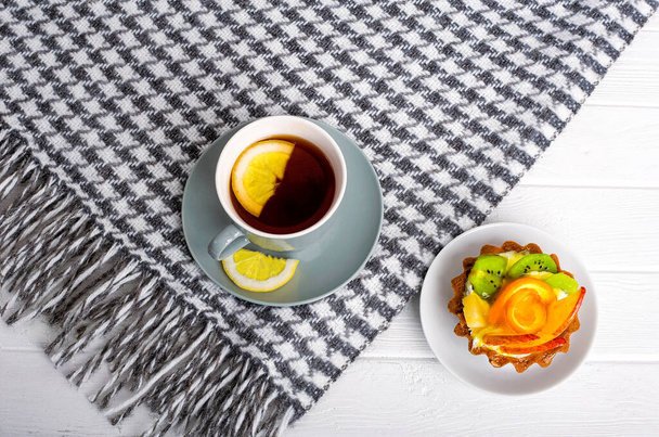 A brisk morning Black tea with lemon and cake on a beautiful background - Fotografie, Obrázek