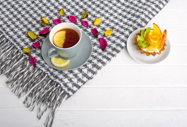 Uma manhã viva Chá preto com limão e bolo em um belo fundo
 - Foto, Imagem