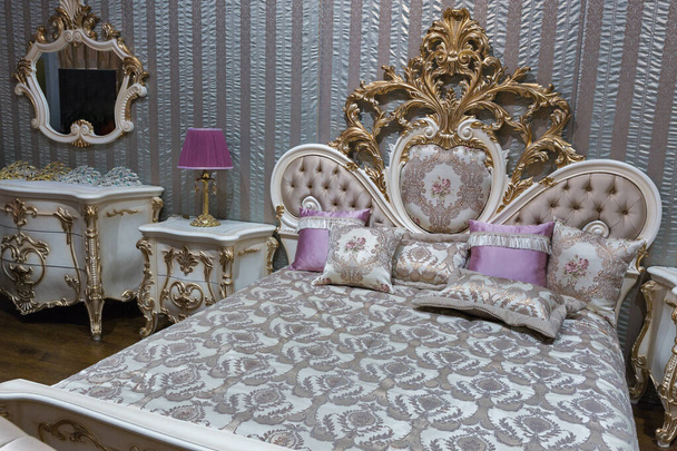 Leere moderne elegante Schlafzimmereinrichtung im barocken Stil mit Kissen - Foto, Bild