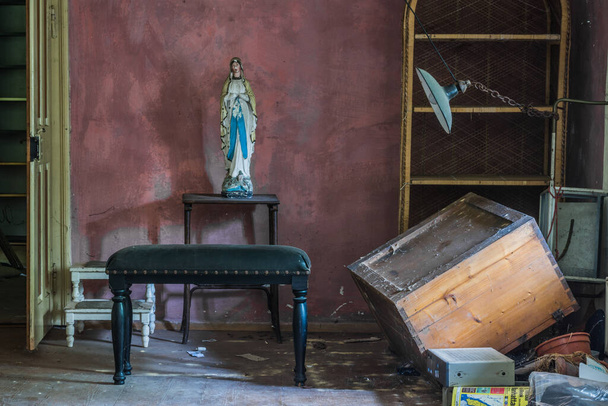 uskonnollinen patsas pöydällä yksityiskohta näkymä vanhassa talossa
 - Valokuva, kuva
