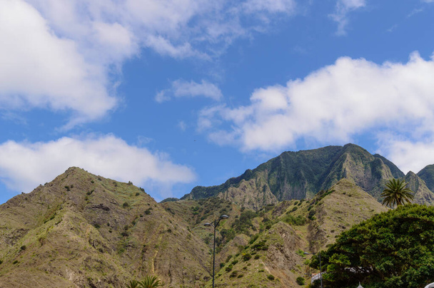 Greenish bergketen gezien vanaf La Hermigua op La Gomera. 15 april 2019. La Gomera, Santa Cruz de Tenerife Spanje Afrika. Reizen Toerisme Fotografie Natuur. - Foto, afbeelding