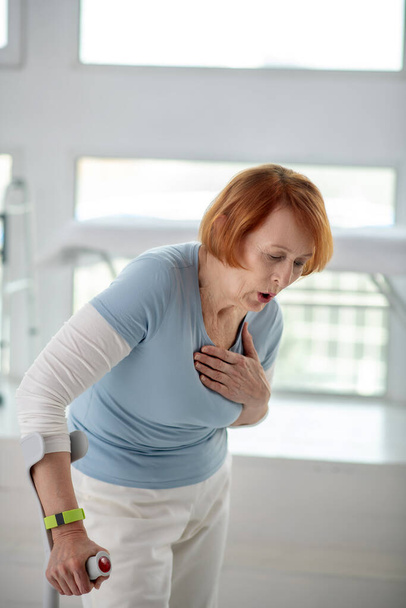 Unhappy senior woman feeling pain in the chest - Fotoğraf, Görsel
