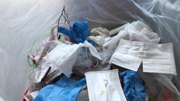Hijyenik maske ve tıbbi eldiven kullanıldı çöp kovası, bulaşıcı atık, virüsün covid-19 'a bulaşmasını engelledi.. - Video, Çekim