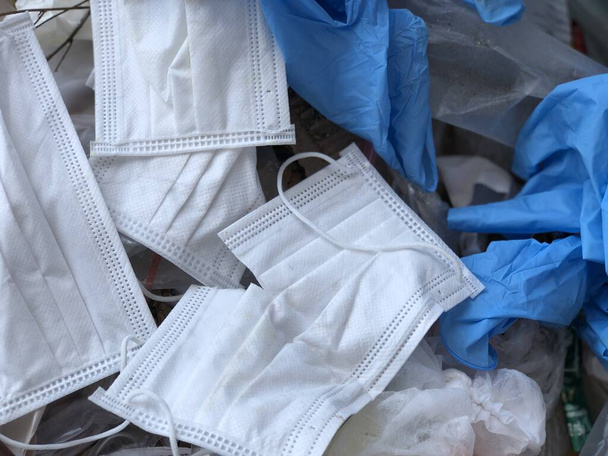 Używana maska higieniczna i rękawica medyczna pojemnik na śmieci, odpady zakaźne, zapobiega wirusowi covid-19 przez oddzielenie zainfekowanych odpadów, selektywne skupienie. - Zdjęcie, obraz