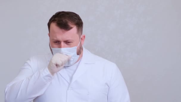 Doctor coughs in a protective mask infected with a virus or coronavirus. - Séquence, vidéo