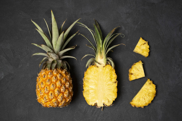 Freshli taglio ananas su sfondo nero, vista dall'alto, spazio copia
 - Foto, immagini