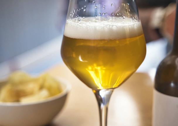 Een glas bier op tafel op een terras in Italië, focus op glas bier - Foto, afbeelding
