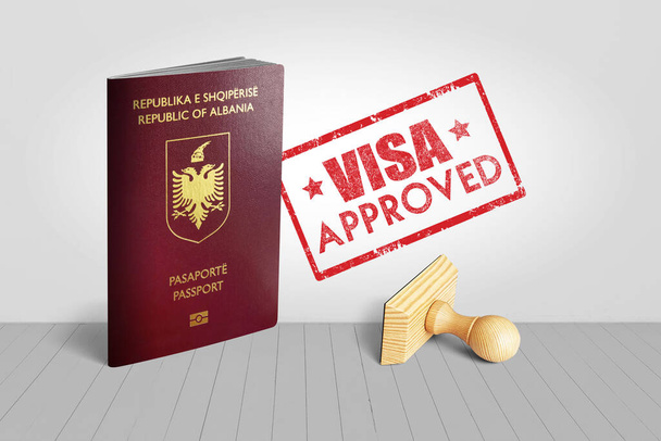 Paszport Albanii z zatwierdzoną wizą Drewniany stempel podróżny - ilustracja 3D - Zdjęcie, obraz