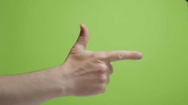 手は記号を作る。男たちは緑の背景で指を撃つ - 映像、動画