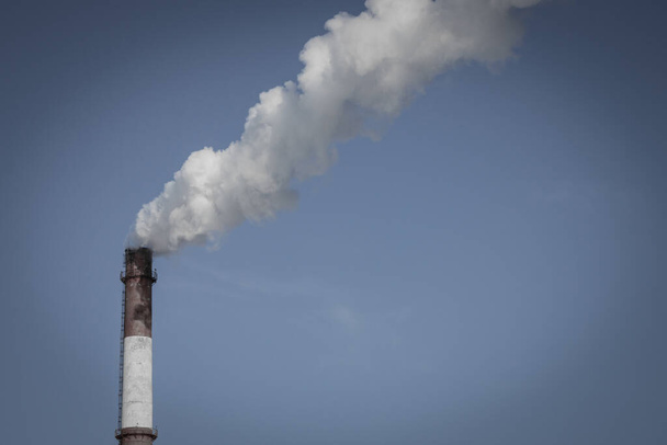 大きな工業用パイプは大気中にガスを生成します。悪い生態系、大気中への有害な排出。警戒してる. - 写真・画像