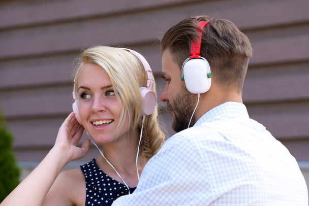 Couple in love listening music in headphones. - Foto, afbeelding