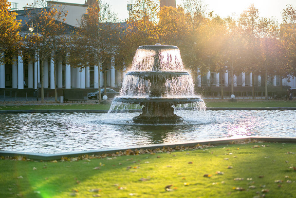 Fontana vicino al Kurhaus di Wiesbaden in autunno, Germania
 - Foto, immagini
