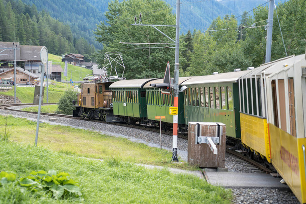 スイスのダボスとフィリスールの間の有名な歴史的な蒸気機関車 - 写真・画像