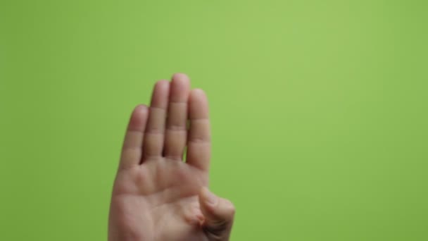 Eller sembol yapar. Erkek eli, yeşil arka planda sanal kontrol hareketleri - Video, Çekim