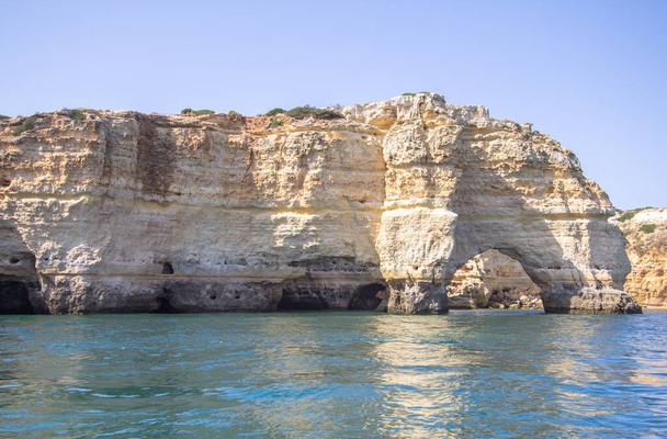 Vista superior de la Praia Marinha en Portimao, región del Algarve, Portugal
 - Foto, Imagen