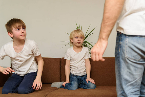 Двое твоих парней против отца. Концепция домашнего насилия
 - Фото, изображение