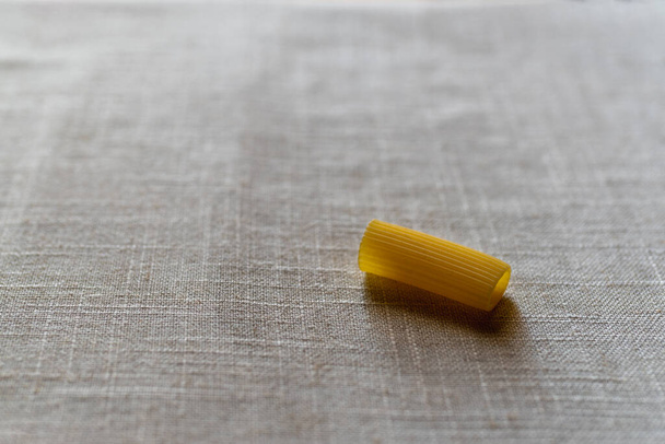 ongekookte rigatoni pasta op tafel  - Foto, afbeelding