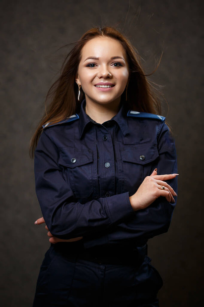 portrait d'une belle fille en uniforme de police. Pose professionnelle
 - Photo, image