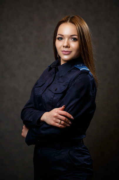 retrato de una hermosa chica en uniforme de policía. Posando profesional
 - Foto, imagen