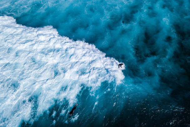 Surfer at the top of the wave - Foto, afbeelding