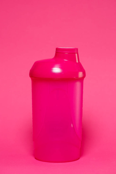 pink shaker, color background, sports, energy drink, equipment for the gym - Fotoğraf, Görsel