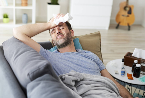 Homem com uma gripe a sentir-se tão mal
 - Foto, Imagem