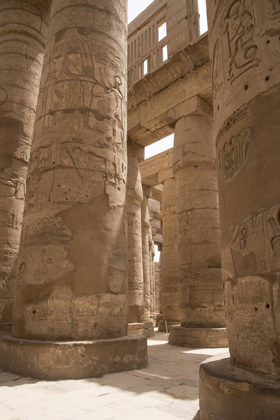 Karnak-Tempel, gelegen am östlichen Ufer des Nils, gegenüber Luxor, dem Gebiet des antiken Theben, das den wichtigsten religiösen Komplex im alten Ägypten beherbergte, Afrika - Foto, Bild
