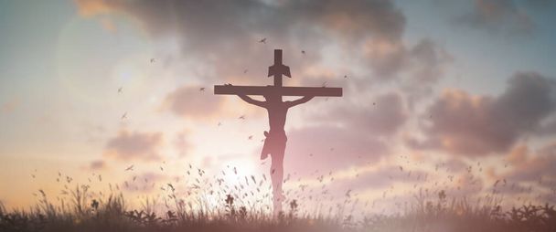 Siluet İsa Mesih çarmıha gerilerek çarmıha gerildi Calvary Tepesi 'nde gün batımında Paskalya Günü konseptiyle yükseldi.. - Fotoğraf, Görsel