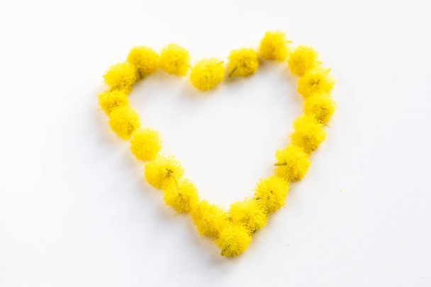 Жовте серце з квітів мімози
 - Фото, зображення