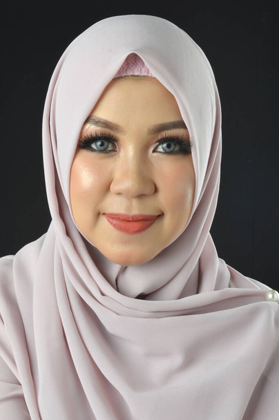 muotokuva kaunis musliminainen yllään huivi eristetty mustalla pohjalla
 - Valokuva, kuva