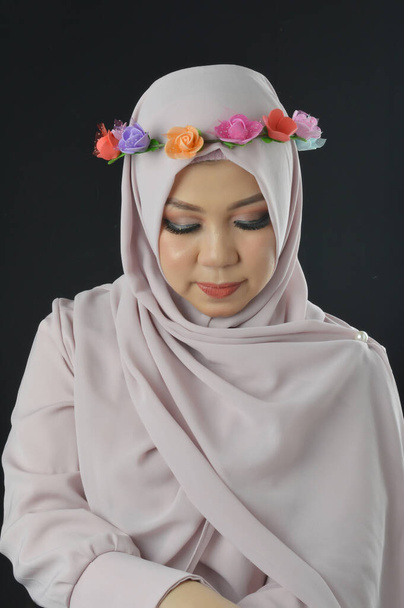 retrato de una hermosa mujer musulmana con un pañuelo en la cabeza aislado sobre fondo negro
 - Foto, Imagen