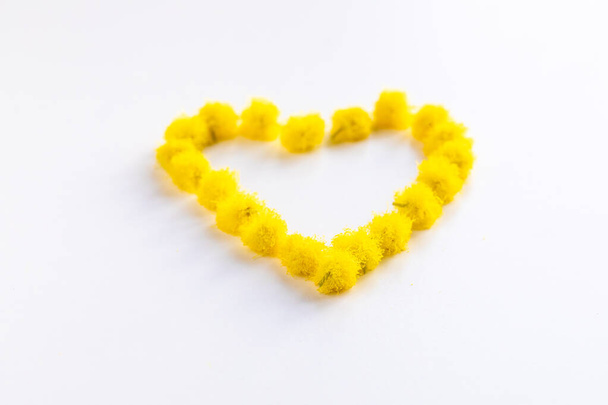 Жовте серце з квітів мімози
 - Фото, зображення
