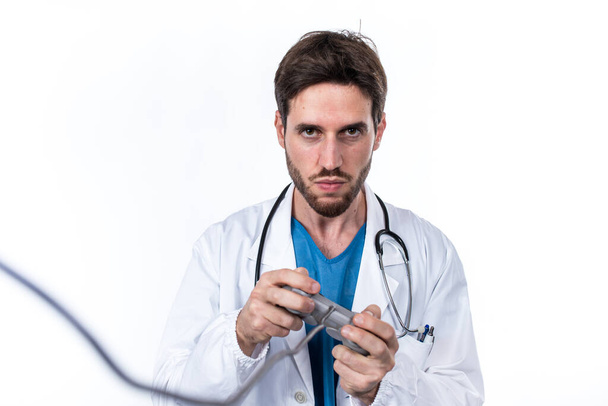 Joven médico jugando juegos utilizando gamepad aislado sobre fondo blanco
 - Foto, imagen
