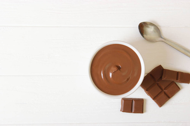 crema al cioccolato sul tavolo. burro di cioccolato, pasta di cioccolato
. - Foto, immagini