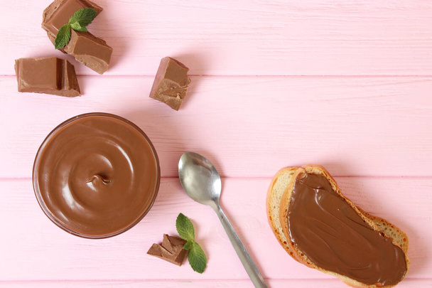 Schokoladencreme auf dem Tisch. Schokoladenbutter, Schokoladenpaste. - Foto, Bild