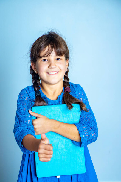 портрет маленької дівчинки з ноутбуком, ізольований студійний знімок, онлайн-освіта
 - Фото, зображення