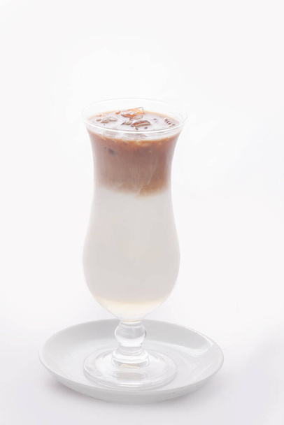 Glazen kopje koffie latteon een witte achtergrond - Foto, afbeelding
