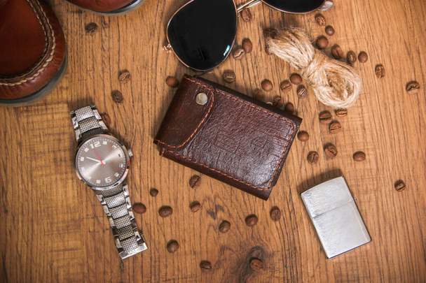 Zestaw męskich zegarków, okularów, portfela, butów, kart bankowych, zapalniczki - Zdjęcie, obraz