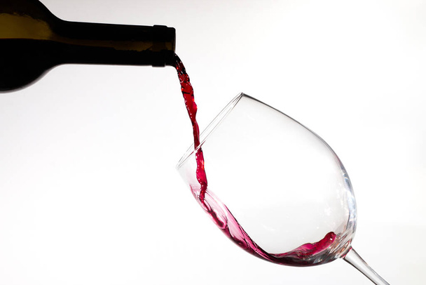 vörösboros üveg és fehér hátterű üveg - Fotó, kép