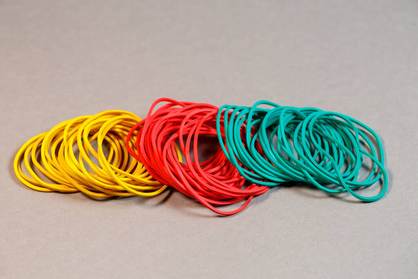elastici colorati per soldi su uno sfondo colorato. Accessori cancelleria
 - Foto, immagini