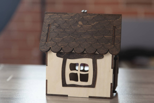 modelo de casa com chave na mesa escura
 - Foto, Imagem