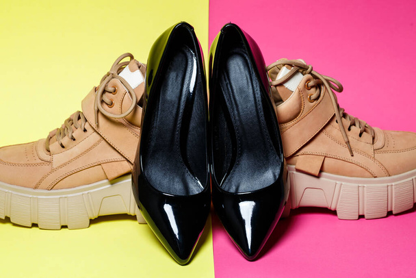 Los zapatos a la moda femeninos. Zapatos de cuero marrón grande y zapatos de charol negro
. - Foto, imagen