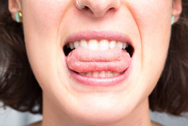 vrouw grappen met haar tong - Foto, afbeelding
