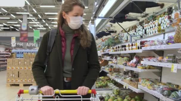 Shopping during virus outbreak - Materiał filmowy, wideo