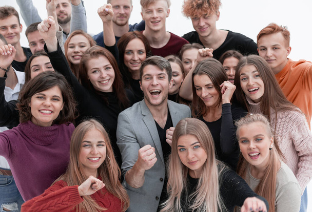Zblízka. šťastní mladí lidé ukazují svůj úspěch - Fotografie, Obrázek